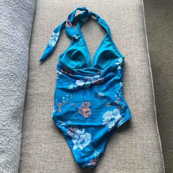 Cupshe One-Piece Swimsuit - Picture 3 of 9